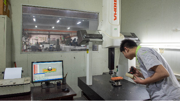 世邦塑膠分析醫療注塑件的設備